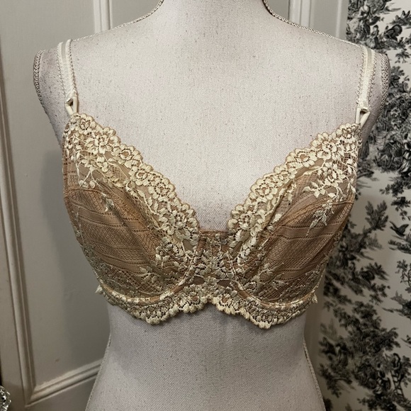 Wacoal Other - Wacoal Women’s beige lace bra size 34D